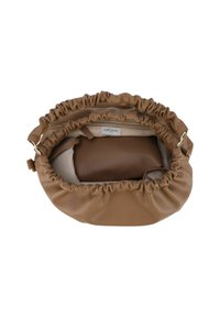 Sac en simili cuir marron avec un bord supérieur froncé, texture douce, grand intérieur et une petite pochette assortie à l'intérieur. Étiquette visible.