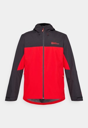 Giacca impermeabile rossa e nera con cappuccio, dotata di una cerniera frontale completa, logo sul petto e design a pannelli a contrasto.