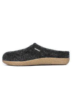 Szary filcowy kapcie o niskoprofilowym designie, z gumową podeszwą i fakturowanym wykończeniem. Na boku znajduje się czarne logo.