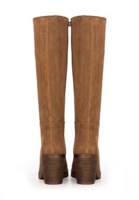 Botas de ante marrón hasta la rodilla con un tacón de madera apilada, que presentan detalles de costuras verticales y un cierre de cremallera en la parte posterior.