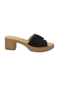 Sandales noires à talon bas en bloc, dessus en textile, bout ouvert et détail décoratif en nœud. La semelle beige striée ajoute de la texture.