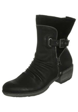 Bottine en cuir noir avec fermeture éclair latérale, bride décorative à boucle, avant légèrement froissé et petit talon empilé.
