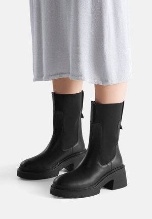 - Kozaki na platformie