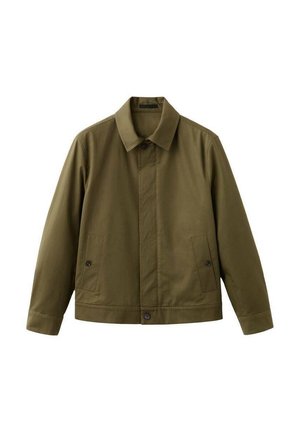 Chaqueta casual de color verde oliva con cuello, mangas largas, cierre frontal con botones y dos bolsillos delanteros con cierre de botón.