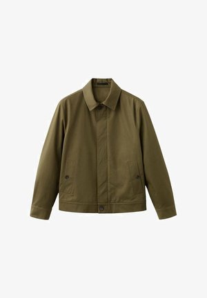 Veste décontractée vert olive avec col, manches longues, fermeture avant avec boutons et deux poches avant à boutons.