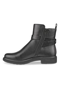 Bottine noire en cuir avec fermeture éclair latérale, lanière décorative, talon bas et languette à l'arrière.