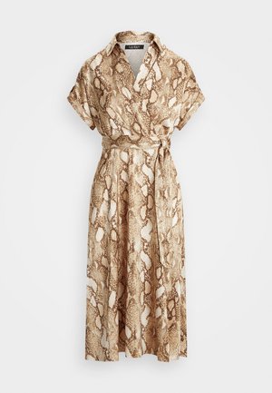 Beige ja ruskean käärmekuvioinen kietaisumekko, jossa on lyhyet hihat, kaulus ja vyötäröllä solmittava vyö, midi-pituus.