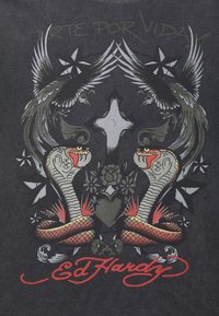 Sort t-shirt med et grafisk design, der viser to slanger, fugle, roser og kors i stærke farver, herunder rød, grøn og grå.