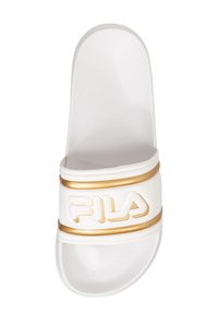 Sandale blanche avec une finition texturée, mettant en avant des accents dorés et le logo Fila sur une large sangle. Semelle plate conçue pour un usage décontracté.
