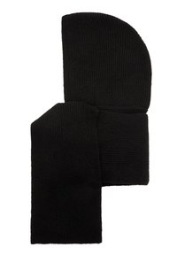 Set di berretto e sciarpa in maglia nera con texture a coste. La sciarpa ha una forma ampia e piatta, mentre il berretto ha una parte superiore arrotondata.