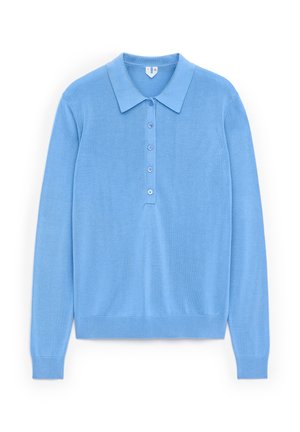 Hellesblaues langärmliges Strick-Polohemd mit spitzem Kragen und fünf vorderen Knöpfen, auf einem weißen Hintergrund präsentiert.