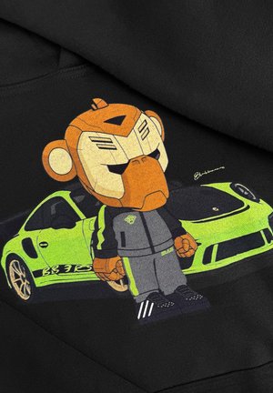 Zwarte hoodie met een cartoonfiguur met een oranje aapshoofd, gekleed in een grijze outfit, naast een felgroene sportauto.