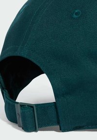 Casquette de baseball vert foncé en tissu texturé, avec une visière courbée et une sangle ajustable à l'arrière. Présente des coutures décoratives et des trous de ventilation.