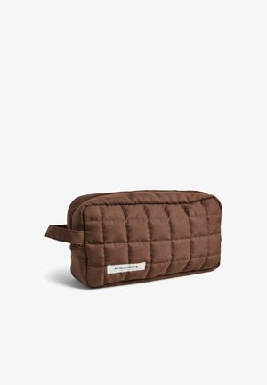 Barna, téglalap alakú, steppelt neszesszer cipzárral és kis anyagcímkével az elején, fehér háttéren elhelyezve.