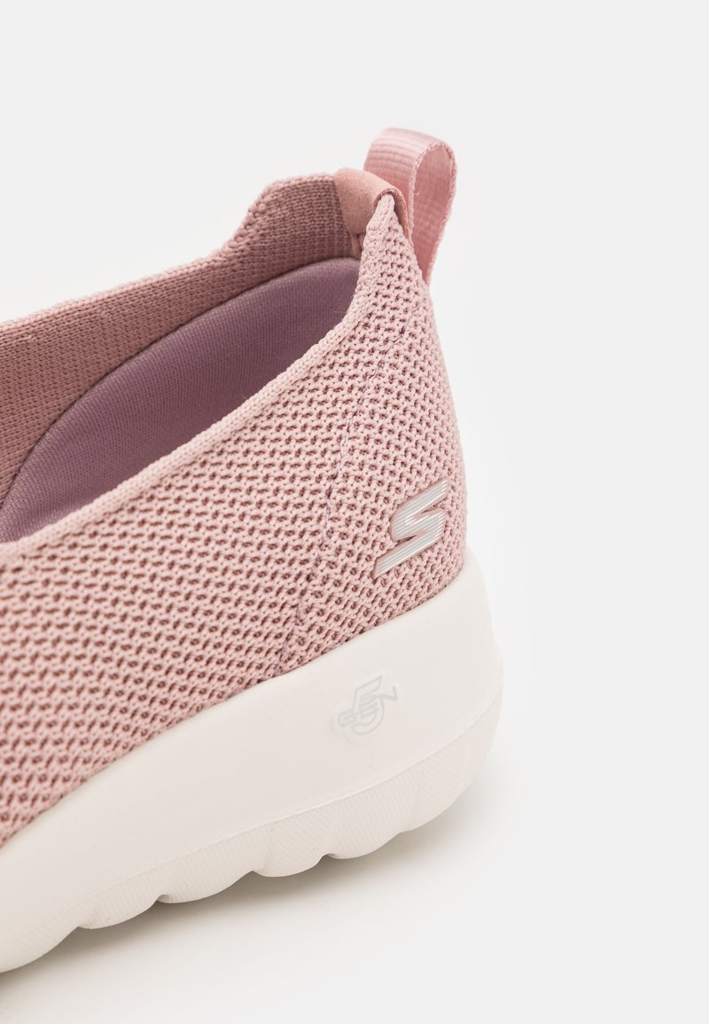 Helle rosa Netz-Schlupfschuhe mit gepolsterter Kragen, weißer Gummisohle und silbernem Logoakzent an der Seite. Glatte Innenauskleidung.