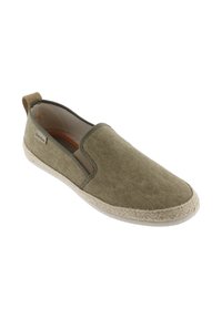 Zapato sin cordones verde oliva y casual, con parte superior de tela, paneles laterales elásticos, plantilla de yute trenzado y suela de goma blanca.