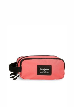 Neceser rectangular color coral rosa con ribetes negros, compartimentos dobles con cremallera, asa lateral y etiqueta "Pepe Jeans London" en el frente.