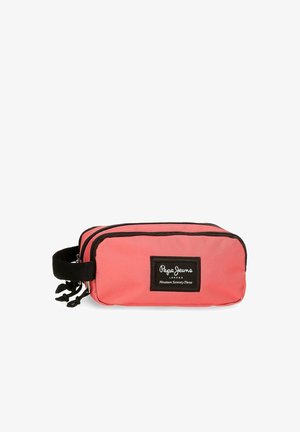 Neceser rectangular color coral rosa con ribetes negros, compartimentos dobles con cremallera, asa lateral y etiqueta "Pepe Jeans London" en el frente.