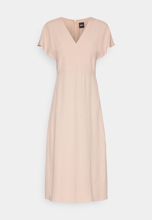 Blush pink kjole med V-udskæring, korte flagrende ærmer og en tætsiddende liv. Har en diskret lynlås bagpå og en udskårne knælang nederdel.