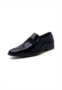 Zapato de charol azul marino sin cordones, con una banda elástica y un diseño de punta redondeada y elegante. Textura suave con un tacón bajo.