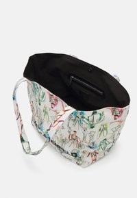 Sac cabas blanc avec des croquis de mode abstraits colorés, une doublure intérieure noire et une poche intérieure zippée.