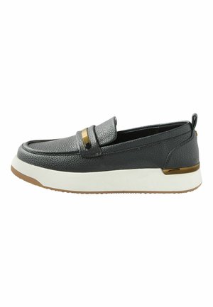 Czarny skórzany mokasyn typu slip-on z białą grubą podeszwą i złotym akcentem na pasku i pięcie, widziany z zewnętrznej strony.