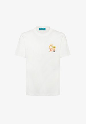 Weißes kurzärmeliges T-Shirt mit dem Schriftzug „Go for it!“ und einem gelben Smiley auf der linken Brustseite, mit einem blauen „BARROW“-Halsetikett.