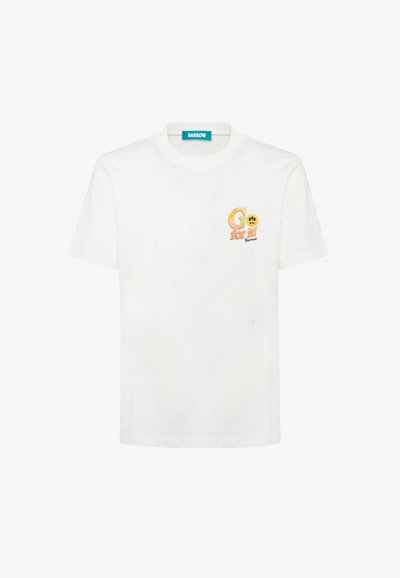 T-shirt bianca a maniche corte con la scritta "Go for it!" e una faccina gialla sorridente sul petto sinistro, con etichetta blu "BARROW" sul collo.