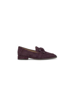 Scarpa slip-on in suede viola con tacco basso a blocco, caratterizzata da un dettaglio annodato sulla parte superiore e un design con punta affusolata.