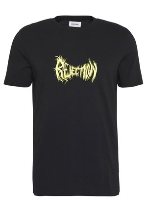 Zwart T-shirt met korte mouwen en gele gestileerde tekst "Rejection" op de voorkant, met een wit label aan de binnenkant van de kraag waarop "Yourturn" staat.
