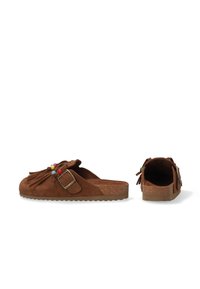 Brune ruskinds slideslippers med frynser, farverige perler og en struktureret korksål. Åben bagside for nem påtagning.