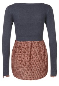 Šaty-pulovr s tmavě šedým přiléhavým vrškem a broskvově oranžovou květinovou sukní, s dlouhými rukávy a žebrovanými manžetami.