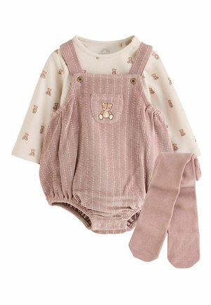 Barboteuse bébé en velours côtelé rose avec patch ours en peluche, chemise crème à manches longues avec imprimé ours en peluche et collants roses assortis.