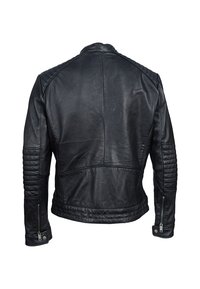Chaqueta de moto de cuero negro con paneles acolchados en los hombros y laterales, puños con cremallera y un acabado texturizado.