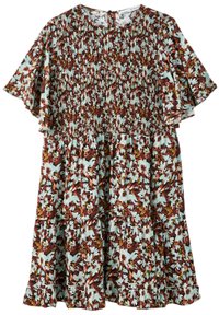 Blommig klänning med ett mönster av vita och rostfärgade blommor på en ljusblå bakgrund. Smockad byst, korta fladderärmar och tiered nederkant.