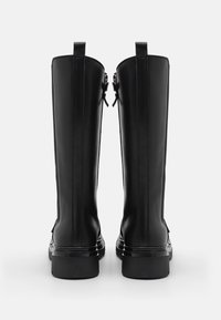 Bottes hautes jusqu'au genou en cuir noir à texture lisse, comportant une fermeture éclair au dos, des accents au talon et un design à bout arrondi.