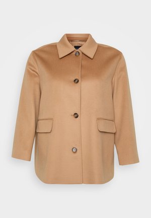 Veste en laine brun clair, avec un col plat, fermeture à boutons sur le devant, deux poches plaquées et des manches trois-quarts. Texture lisse.