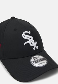 Schwarze Kappe mit einem weißen gestickten "Sox"-Logo, verstellbarem Riemen und strukturiertem Stoff mit einem gebogenen Schirm. New Era-Branding auf dem Etikett.
