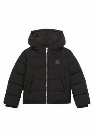 Czarna pikowana kurtka z kapturem, zamkiem błyskawicznym z przodu, dwoma bocznymi kieszeniami, fakturowaną tkaniną i subtelnym wypukłym logo na piersi.