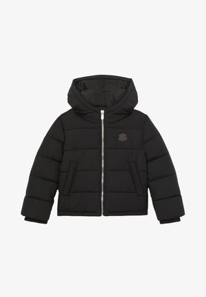 Giacca a piumino nera con cappuccio, chiusura frontale con zip, due tasche laterali, tessuto strutturato e un leggero logo in rilievo sul petto.