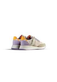 Sneakers in tonalità pastello di rosa, viola e arancione, realizzati con un mix di suede e pelle, dettagli testurizzati e una suola bianca imbottita.