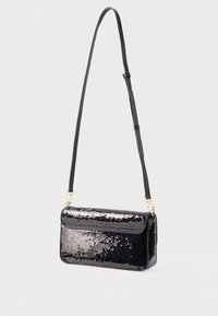 Sort pailletemballage taske med et elegant design, rektangulær form og justerbar læderrem. Guldfarvede detaljer giver kontrast.