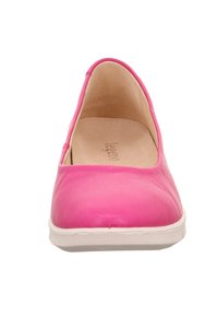 Rosa Ballerinas mit einem glatten Lederoberteil, runder Zehenform und einer weißen Gummisohle. Merkmale ein minimalistisches Design ohne sichtbare Beschläge.