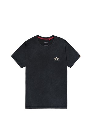 Tricou negru din bumbac cu decolteu rotund, mâneci scurte, textură estompată și un mic logo auriu în partea stângă a pieptului. Detaliu cu bandă roșie la guler.