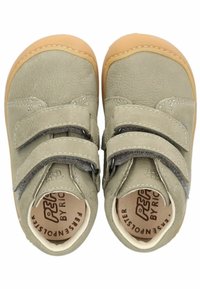Scarpe per bambini in pelle grigia con punte arrotondate, doppie cinghie in Velcro e suole in gomma naturale. Presentano cuciture sottili e un logo sulla soletta.