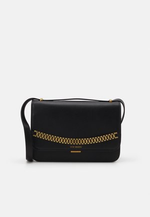 Sac à épaule noir avec détail chaîne dorée et logo "Steve Madden" sur le rabat avant, avec une seule bandoulière.