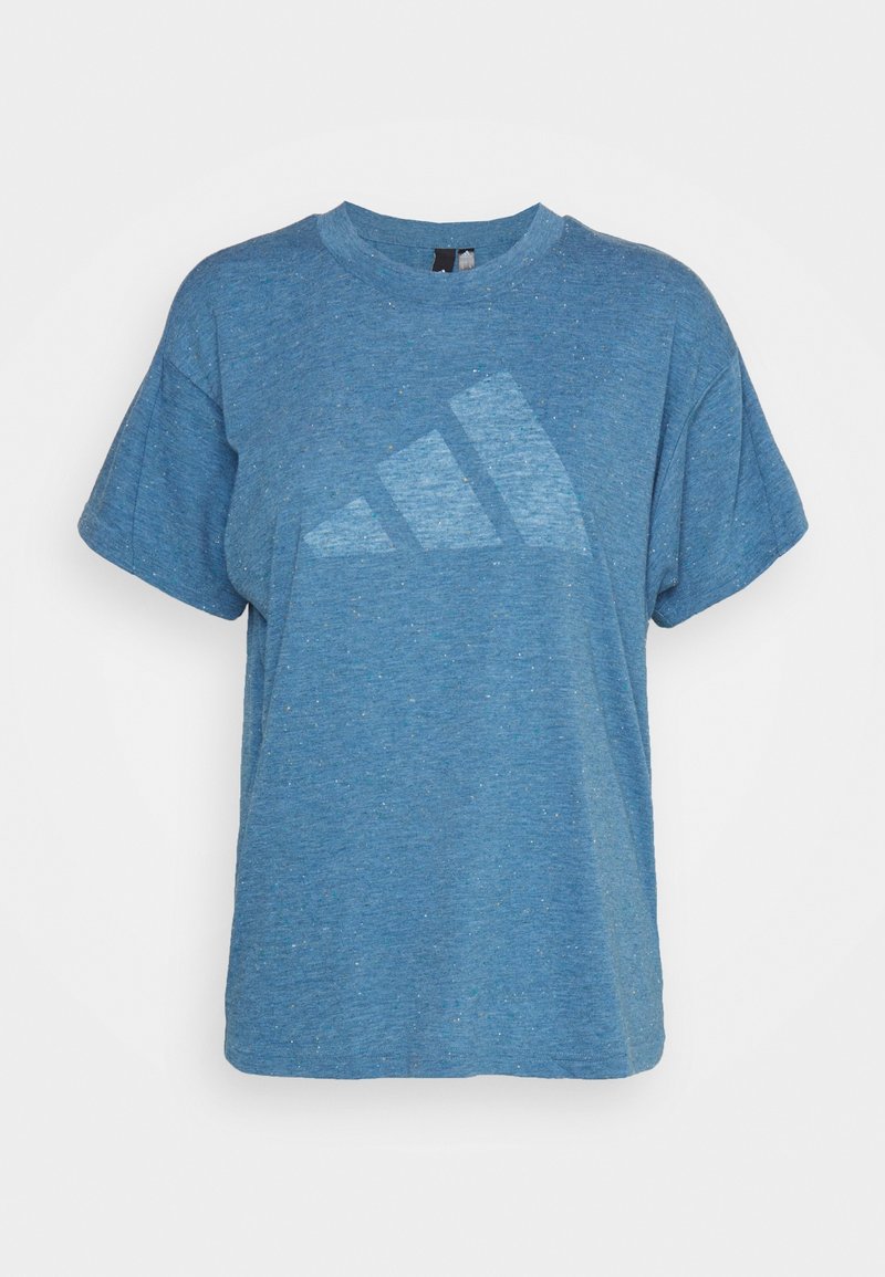 Camiseta de manga corta azul jaspeada fabricada con tela suave, con un gran logo semi-transparente de Adidas en la parte frontal.