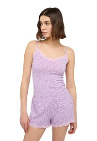 Romper a stampa leopardata lilla realizzato in tessuto morbido, con bordi in pizzo, spalline regolabili e una vestibilità rilassata con pantaloncini.