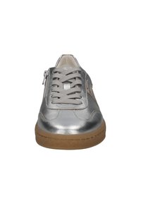 Silberne metallische Sneaker mit Schnürsenkeln und seitlichem Reißverschluss, Gummisohle und runder Zehenpartie. Besitzt ein genähtes Design und beige Akzente.