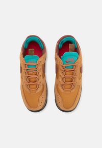 Nike Sportswear AIR FORCE 1 WILD - Zapatillas - flax/red sepia/teal charge/black/fusion red/light violet ore